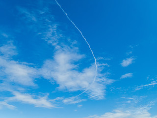 青い空にできた飛行機雲