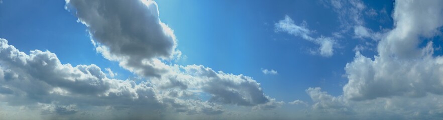 青い空と雲のパノラマの背景素材