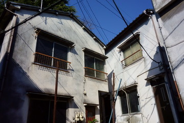 Fototapeta na wymiar ミッドタウン、東京下町の裏側の古いアパートの廃屋
