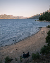 Pareja disfrutando el atardecer en el lago