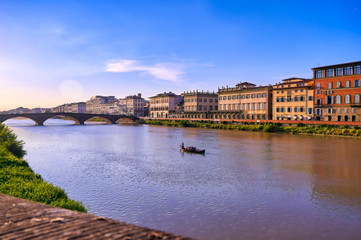 Obraz premium A view along the Arno River in Florence, Italy.