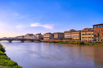 Obraz premium A view along the Arno River in Florence, Italy.