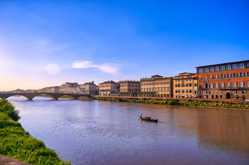 Fototapeta premium Widok wzdłuż rzeki Arno we Florencji we Włoszech.