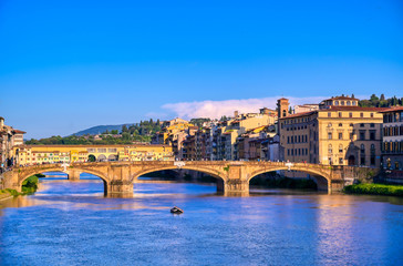 Obraz premium A view of the Arno River towards the Ponte Vecchio in Florence, Italy.