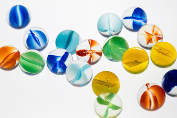 カラフルな綺麗なビー玉
