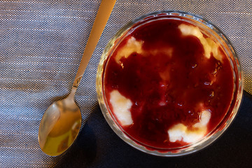 Grie&szlig;brei mit Himbeerso&szlig;e