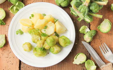 Rosenkohl mit Kartoffeln Tisch Teller Brett