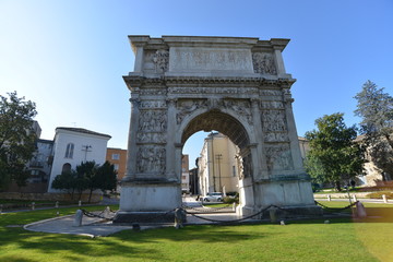 Fototapeta na wymiar Arco di Traiano Benevento