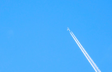 Fototapeta premium A plane that flies at high speed in the blue sky