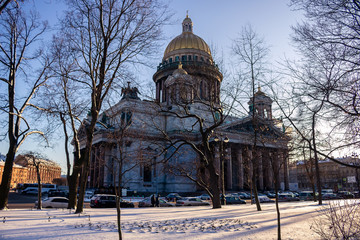 Fototapeta na wymiar Исаакиевский собор в Санкт-Петербурге