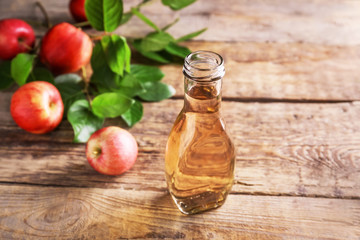 Obraz na płótnie Canvas Bottle of apple cider vinegar on table