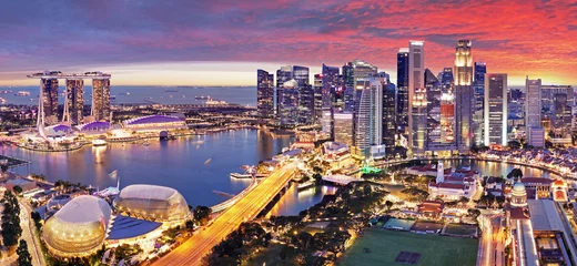 Gordijnen Aerial view of sunset at Marina Bay Singapore city skyline © TTstudio