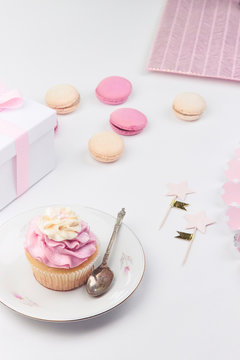 party table baby shower pink girly feminine cupcake decoration maccaron gift box