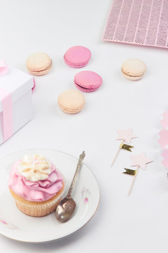 party table baby shower pink girly feminine cupcake decoration maccaron gift box