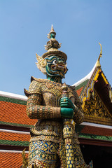 Fototapeta premium Gigant w Wat Phra Kaew, czyli najświętsza świątynia buddyjska w Bangkoku w Tajlandii.