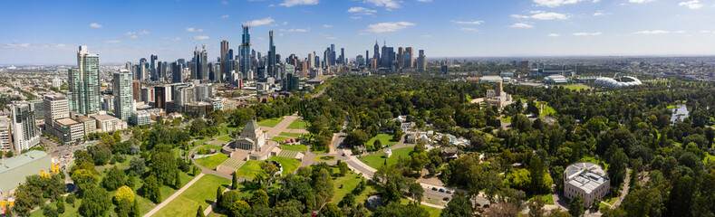 Fototapeta premium Melbourne Australia February 4th 2020 : Aerial panoramic image of the city of Melbourne and the Shrine of Rememberance from the Botanic Gardens