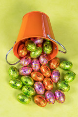 oeufs en chocolat pour pâques sur un fond vert