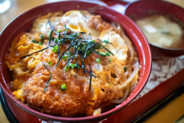 カツ丼　日本の食べ物