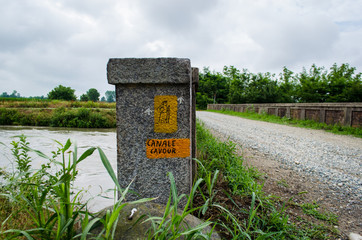 Attraversando un canale verso Pavia camminando lungo la Via Francigena