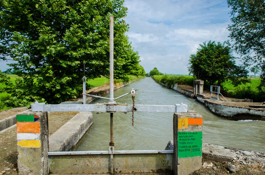 La chiusa di un canale con delle frasi dipinte su muro dalle parti di Lamporo lungo la Via Francigena