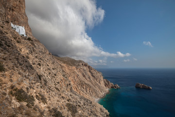 Fototapeta na wymiar Vue d'un monastère au bord d'une falaise face à la mer en Grèce