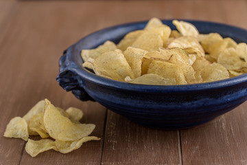 Kartoffelchips liegen in einer blauen Schale