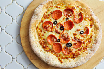 Pepperoni, olive and cheese pizza 