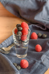 Himbeeren und Heidelbeeren in einem Glas