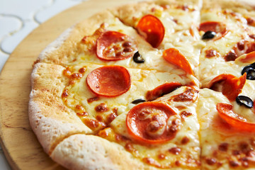 Pepperoni, olive and cheese pizza 