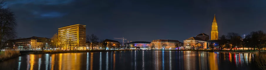 Foto op Aluminium Panoramisch uitzicht op de skyline van Kiel, Kiel Opera House, het stadhuis door Kleiner Kiel bij nacht © snapshotfreddy