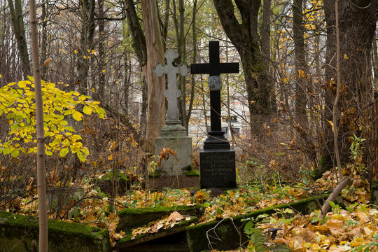 Graphic resources background image of an old abandoned cemetery in the fall