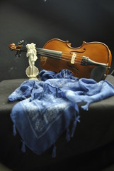 bodegón violín, estatua y fular