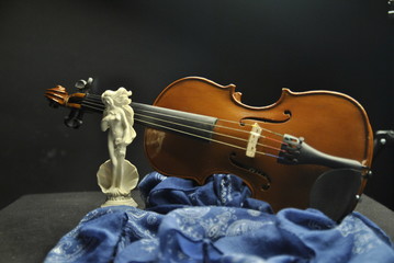 violín, estatua venus y fular - obrazy, fototapety, plakaty