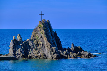 Fototapeta na wymiar Cliffs of the sea, Cinque Terre National Park, Italy. Cross on the rock