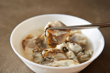 Fototapeta na wymiar Fresh oysters in white bowl 