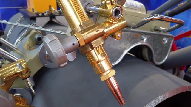Automatic welding machine for welding large diameter metal pipes.