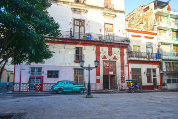 Obraz premium Green retro car parking on the street in Havana