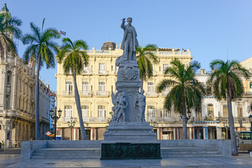 Fototapeta na wymiar Central park with monument of Jose Marti in Havana