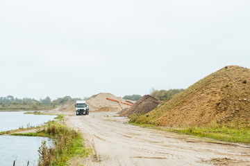 LKW mit Mulden Auflieger transportiert Kies aus einer Kiesgrube