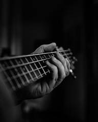 Hombre tocando la guitarra