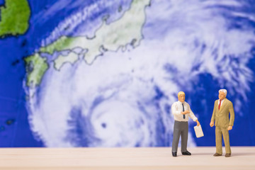 巨大台風の接近について対策を話す人々