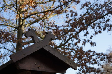 Stilisiertes, kleines Holzdach mit Schlangenverzierung in Lübben (Spreewald)