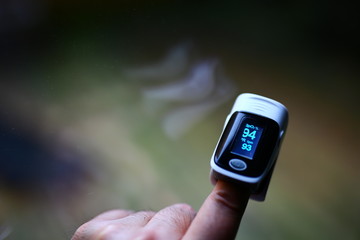 Pulse oximeter measuring oxygen saturation and heart rate