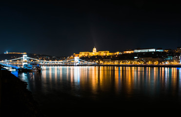Paisaje nocturno del río Danubio con el castillo de Buda detrás