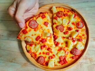 pizza with ham and cheese