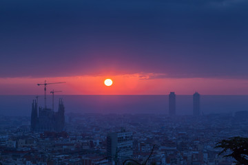 Naklejka premium Beautiful sunrise in Barcelona city