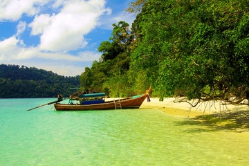 View on secluded beach in remote bay with turquoise water and thai long-tail boats, Ko Lipe, Thailand - obrazy, fototapety, plakaty
