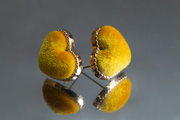 Yellow heart-shaped earrings Put on an elegant glass Ideal for large Silicon Valley as the big day