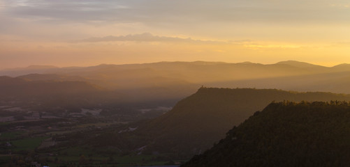 Obraz premium Ermita de Sant Sebastià (Vic, Santa Eulàlia de Riuprimer) al atardecer (vista desde la Creu de Gurb). Vic, Osona, Catalunya.