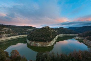 Monestir de Sant Pere de Casserras (Monasterio de Sant Pere de Casserres) sobre el río Ter. Les...